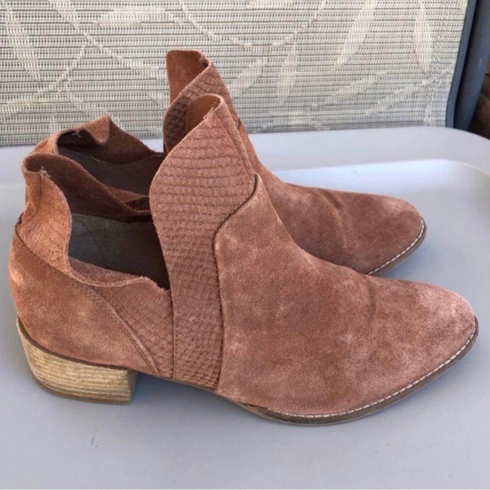 Seychelles Suede Copper Ruffle Booties. Size 10.